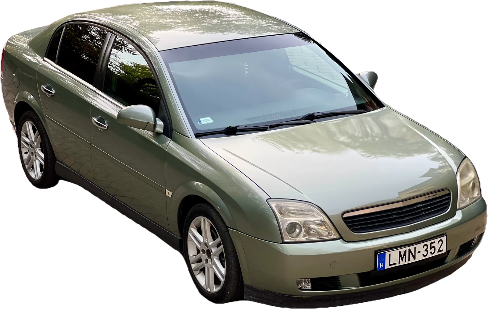 A zöldesszürke Opel Vectra C szedán