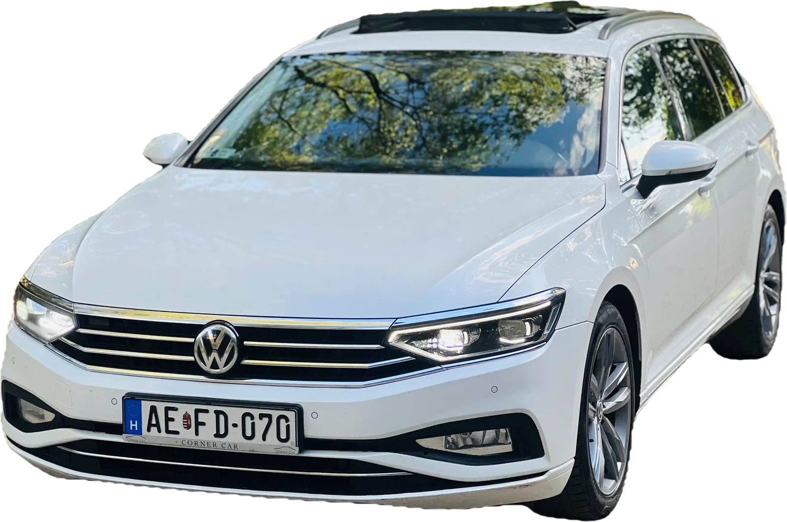 A fehér VW Passat kombi elölről