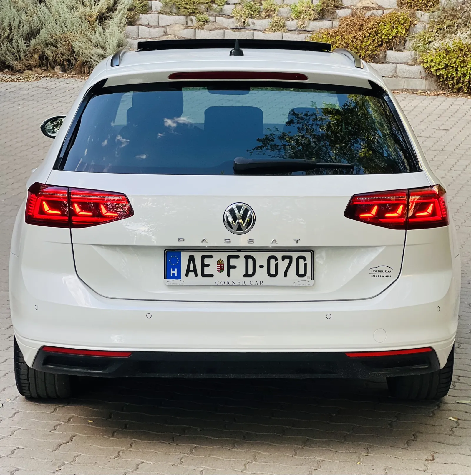 A fehér Passat kombi hátulról, LED lámpákkal